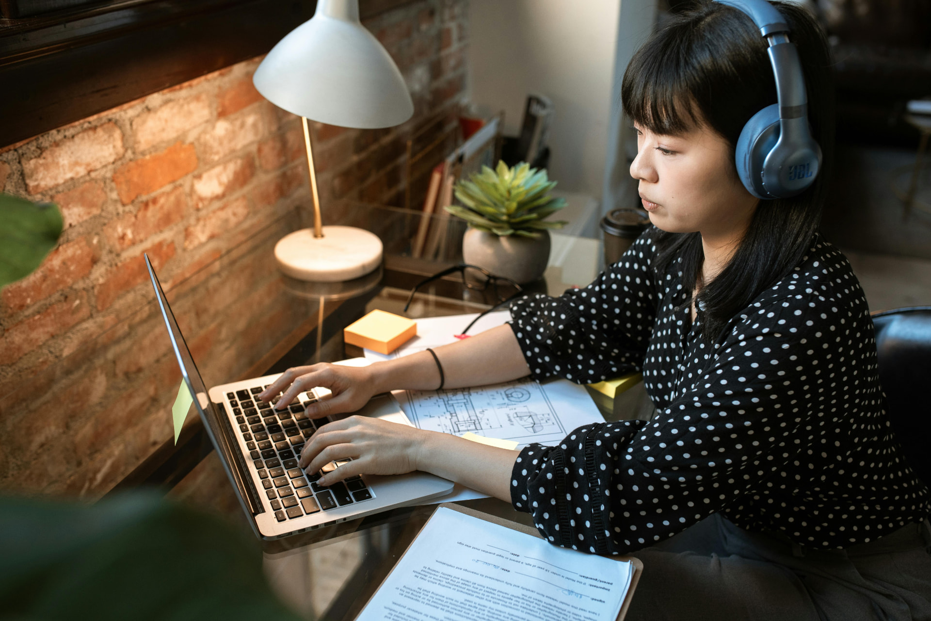 Professionnelle utilisant un ordinateur portable