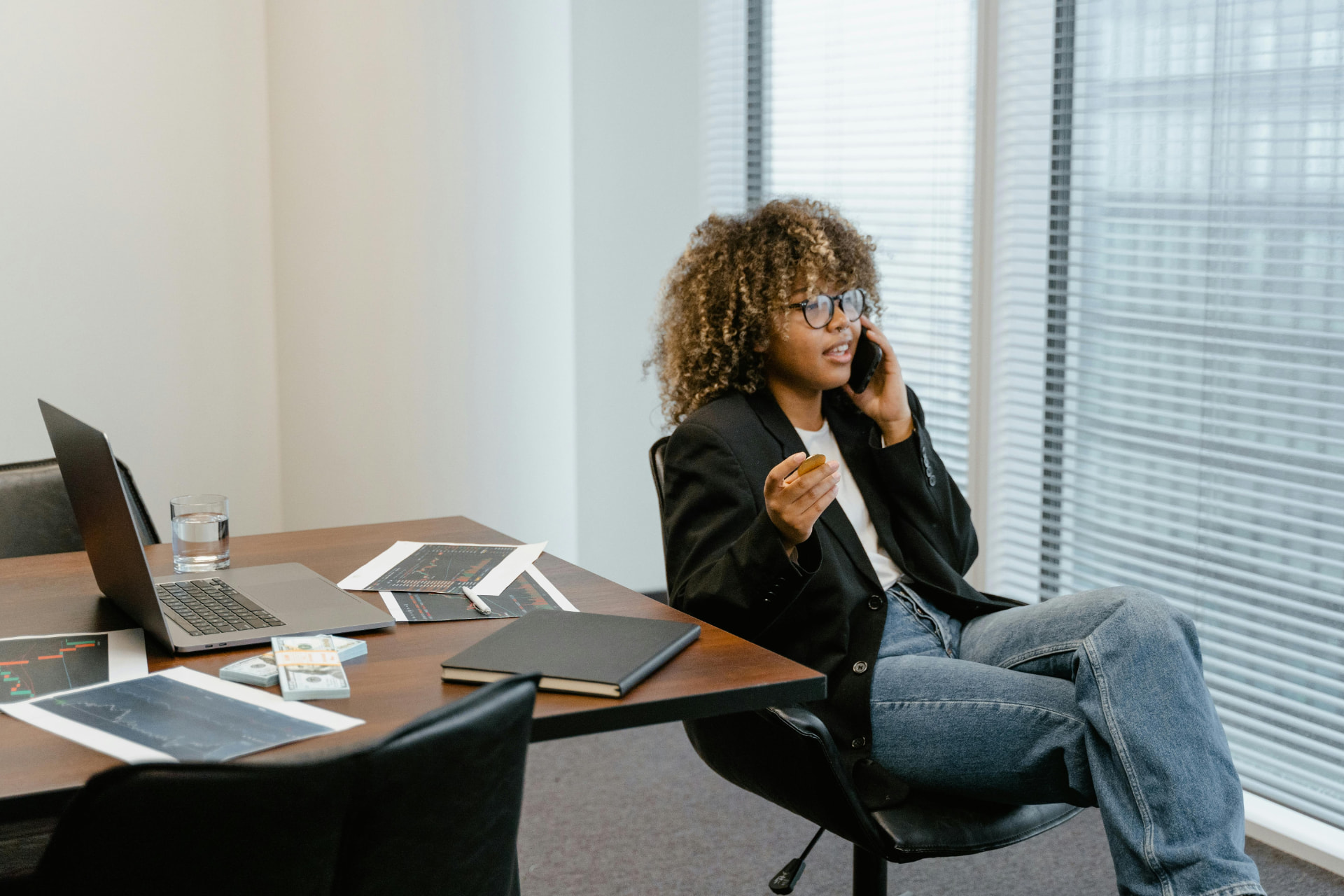Professionnelle au téléphone dans son bureau