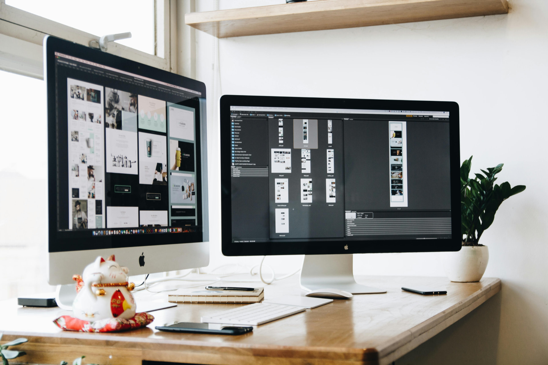 Interfaces digitales sur des écrans de travail